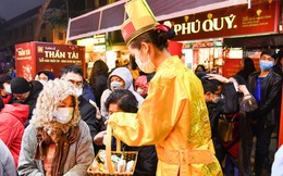 Ngày vía Thần Tài: Người dân xếp hàng từ rạng sáng, giá vàng trong nước lao dốc