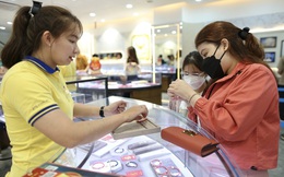 Ngày vía Thần Tài, chị em phụ nữ mua vàng và trang sức từ sớm