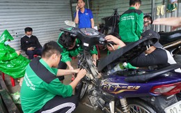 Sinh viên cắm chốt ở "rốn ngập" Đà Nẵng, sửa xe miễn phí cho người dân