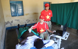 Lực lượng Gìn giữ hòa bình Việt Nam khám bệnh, cấp thuốc miễn phí cho 200 giáo viên Abyei 