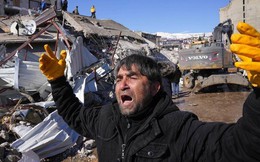 Việc làm quặn lòng của thân nhân người tử nạn trong thảm họa động đất ở Thổ Nhĩ Kỳ