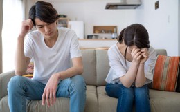 Trong tiệc thôi nôi của con, chồng nói đùa một câu mà tôi tái mặt