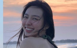 Hoa hậu Thuỳ Tiên khoe nụ cười rạng rỡ trên biển