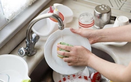 Đến nhà bạn trai ra mắt, tôi bất ngờ khi thấy bố anh rửa bát trong bếp