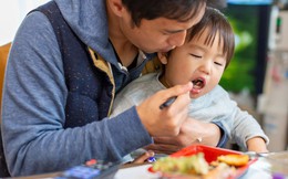 Nghỉ thai sản vẫn được trả lương, vì sao hơn 80% đàn ông nước này vẫn sợ phải ở nhà?