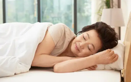 Chăm con dâu ở cữ được 2 tuần, mẹ chồng tôi ngất xỉu