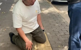 Người đàn ông đăng 180 video lên mạng và quỳ cầu xin vợ cũ quay lại