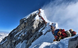 Sự thật phía sau cảnh "tắc đường" lên đỉnh Everest