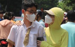 Ôm chặt cha mẹ, con rơi nước mắt sau buổi thi Ngữ văn