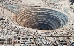 Điều gì sẽ xảy ra nếu bạn đào một cái hố xuyên qua Trái Đất và nhảy vào đó?