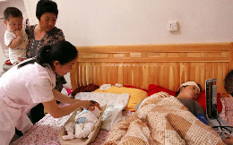 Trong thời gian ở cữ, 4 người này không nên vào thăm mẹ và bé