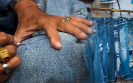 Người đàn ông 30 năm miệt mài xé quần jeans