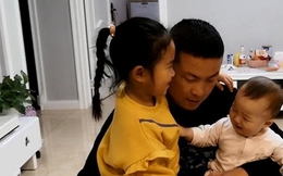 Bố đi làm về vội ôm chầm con trai nhỏ, con gái bẽn lẽn nói một câu khiến ông day dứt