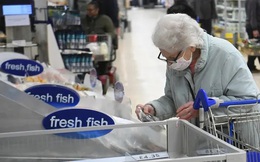 Nhiều người già tại Anh bị "vắt kiệt" do giá cả tăng chóng mặt