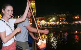 Hàng nghìn du khách đổ về Hội An, xếp hàng thả hoa đăng trong Lễ Vu Lan 