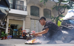 Người dân phố cổ đốt vàng mã sau cúng Rằm tháng Bảy ngay trên vỉa hè