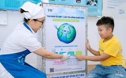 Khách hàng hào hứng thu gom vỏ sữa, cùng TH true MILK sống xanh