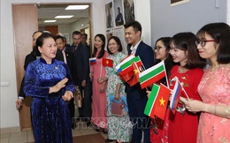 Chủ tịch Quốc hội đón nhận tình cảm ấm áp của cộng đồng người Việt tại Tatarstan, LB Nga