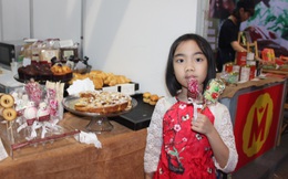Những món quà Tết đậm chất Paris ở phố đi bộ Hồ Gươm