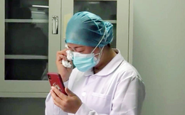 Nữ y tá ở vùng dịch Vũ Hán đau buồn theo dõi lễ tang mẹ qua video call