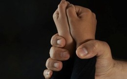 Mẹ chết lặng khi thấy gã hàng xóm xâm hại tình dục con gái tại nhà