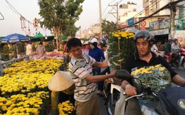Tấp nập chợ Tết ven sông