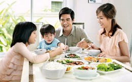 Bực mình vì cứ đến bữa là chồng lại dạy dỗ con