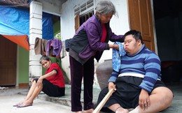 Mẹ 70 tuổi nhọc nhằn nuôi con và em chồng bị tâm thần trong ngôi nhà xập xệ