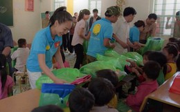 Hoa hậu châu Á Valentines Vân Nguyễn tặng quà 1/6 cho trẻ em vùng cao
