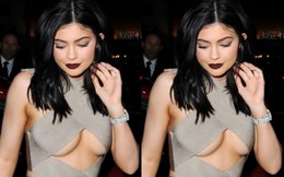 Kylie Jenner chữa cháy 'sự cố lộ hàng'