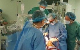 Hàng chục y bác sĩ mang trái tim từ Hà Nội vào Huế để ghép cho người bệnh