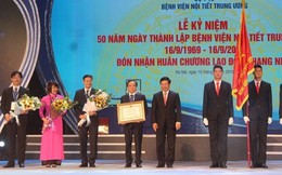 BV Nội tiết TƯ vinh dự đón nhận Huân chương Lao động hạng Nhất 