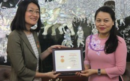 Trao Kỷ niệm chương cho Trưởng đại diện UN Women