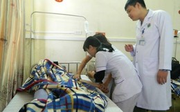 Đang cấp cứu, bác sĩ và thực tập sinh bị người nhà bệnh nhân hành hung
