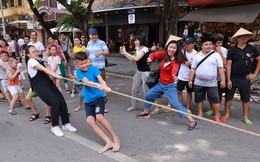 Kỷ niệm tuổi thơ con là những ngày hè rực nắng Hồ Gươm