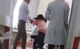 Kinh hãi cảnh bố tát con gái 'nổ đom đóm' vì khóc khi khám bệnh