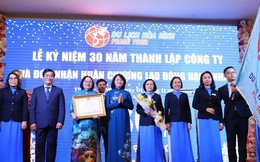 Công ty Du lịch Hòa Bình đón nhận Huân chương Lao động hạng Nhất