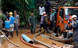 Cậu bé thứ 8 đội bóng Wild Boars được đưa khỏi hang nhưng cuộc giải cứu phải tạm ngừng