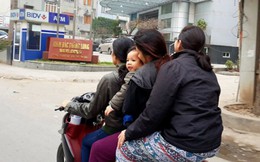 Chị em thản nhiên "diện mốt" đầu trần chạy xe máy chiều 30 Tết 