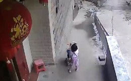 Cô bé nghịch ngợm đẩy xe đẩy trượt dốc khiến em ngã dúi dụi