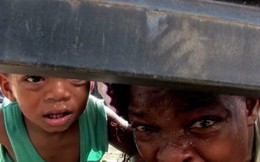 Người mẹ di cư gào khóc xin cứu con trai ở trại tị nạn Mexico