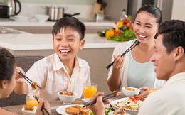 6 bí quyết dạy con về cách cư xử trong bữa ăn gia đình 