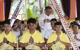 Đội bóng nhí Thái Lan lên chùa cầu an và tưởng niệm thợ lặn đã hy sinh