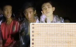 Các cầu thủ nhí Thái Lan mắc kẹt trong hang gửi thư trấn an gia đình
