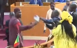 Senegal: Nam nghị sĩ tát nữ đồng nghiệp ngay tại quốc hội