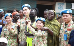 Chiến sĩ "mũ nồi xanh" trao tặng nhiều món quà ý cho trẻ em và người dân trại tị nạn ở Nam Sudan