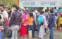 Người dân TPHCM xếp hàng dài mua vé cho con vào Thảo Cầm Viên vui chơi Tết thiếu nhi