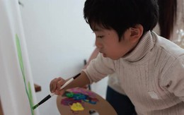 Con khoe bức tranh vẽ lọ hoa, người cha có quyết định thay đổi cuộc đời con