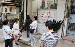 Người dân Hồng Kông đổ xô bán đồ trang sức gia truyền khi giá vàng tăng kỷ lục