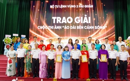 Vùng 2 Hải quân trao giải cuộc thi ảnh "Áo dài bên cánh sóng" và đồng diễn áo dài